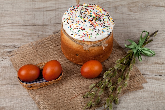 Bolo de Páscoa e ovos coloridos