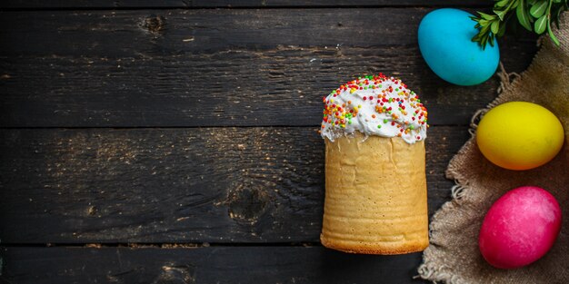 Bolo de Páscoa e ovos de Páscoa, conceito de menu tradicional de férias