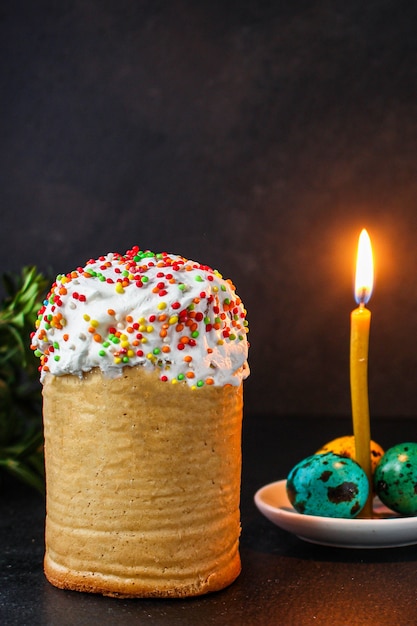 Bolo de Páscoa e ovos de Páscoa, design tradicional de férias