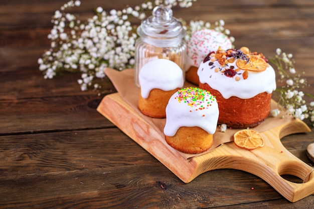 Bolo de Páscoa e ovos de Páscoa frescos festivos doces sobremesas festivas