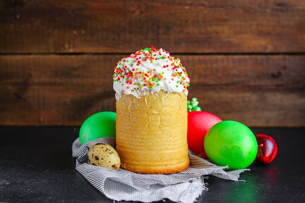 bolo de páscoa e ovos de páscoa