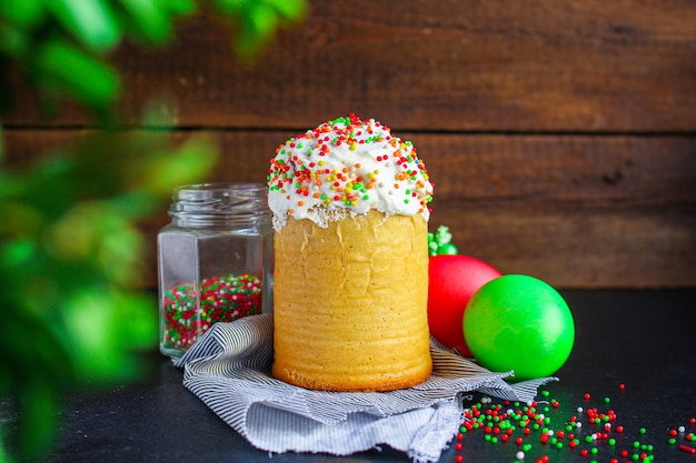 bolo de páscoa e ovos de páscoa