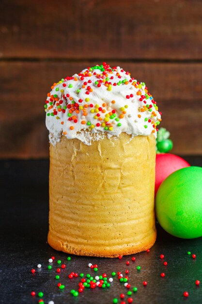 bolo de páscoa e ovos de páscoa