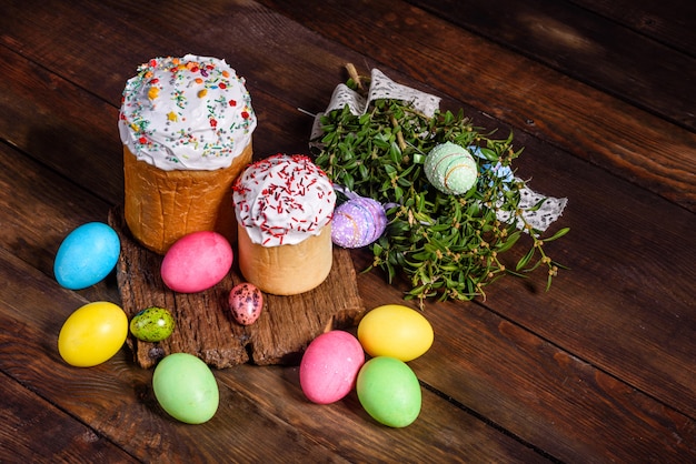 Bolo de Páscoa e ovos decorativos coloridos