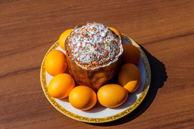 Bolo de páscoa e ovos pintados em uma mesa