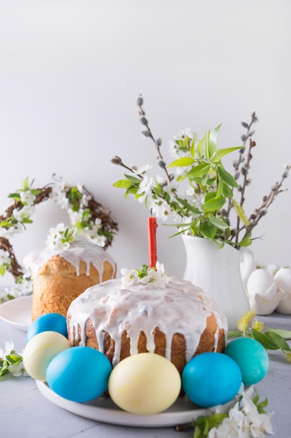 bolo de Páscoa e ovos tradicionais coloridos formato vertical cristianismo religião tradição