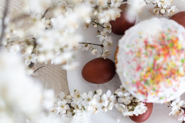 Bolo de Páscoa e ramo de florescência de ovos pintados