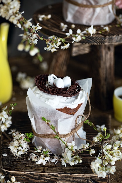 Bolo de Páscoa em cima da mesa de madeira com flores brancas