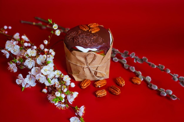 Bolo de Páscoa em fundo vermelho. Projeto de primavera de férias. Feliz Páscoa.