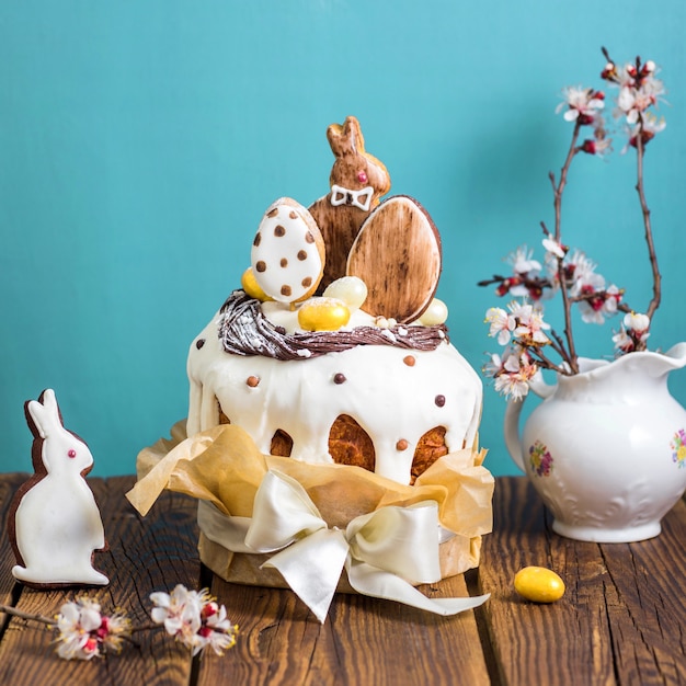 Bolo de Páscoa em um fundo azul com decoração de flores e espaço de cópia