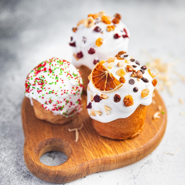 Bolo de páscoa glacê branco e decorações coloridas pão doce cozimento caseiro sobremesa comemorativo