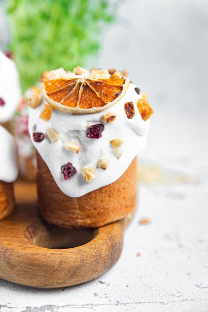 Bolo de páscoa glacê branco e decorações coloridas pão doce cozimento caseiro sobremesa comemorativo