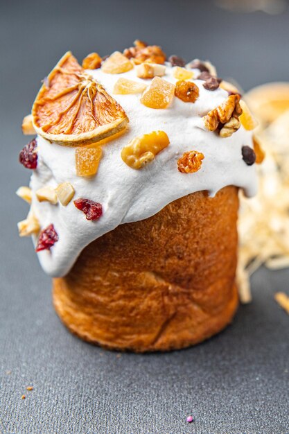 bolo de páscoa glacê branco e decorações coloridas pão doce cozimento caseiro sobremesa comemorativo