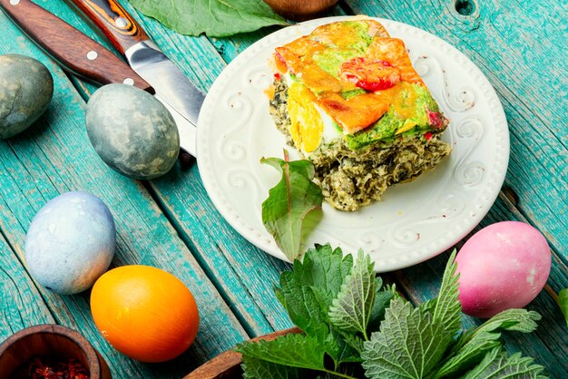 Bolo de Páscoa italiana Pasqualina com verde e ovo. Torta de Páscoa com ovos