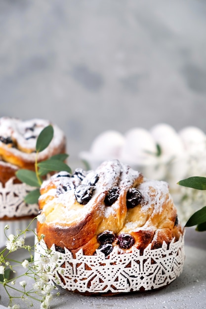 Bolo de páscoa kraffin. craffins com passas, frutas cristalizadas e polvilhadas com açúcar de confeiteiro. close de torta caseira