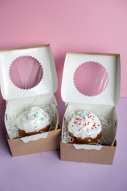 Foto bolo de páscoa kraffin em açúcar de confeiteiro está em uma caixa com ovos vermelhos