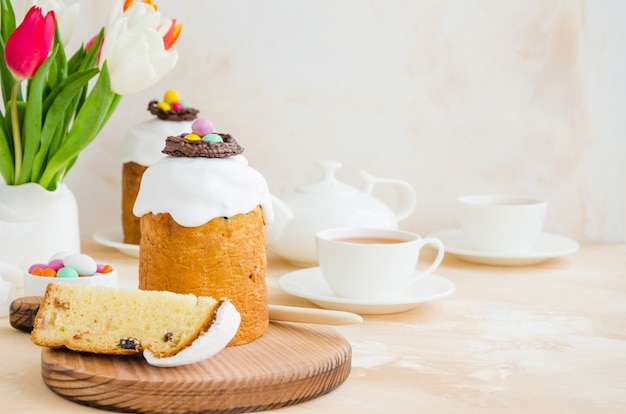 Bolo de Páscoa - Kulich tradicional com ovos de Páscoa. Pão De Páscoa De Paska.