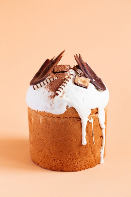 Foto bolo de páscoa - kulich tradicional russo e ucraniano decorado com doces de chocolate