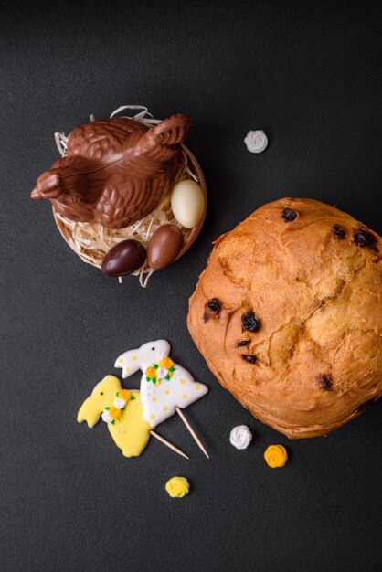 Foto bolo de páscoa ou panetone com passas e frutas cristalizadas