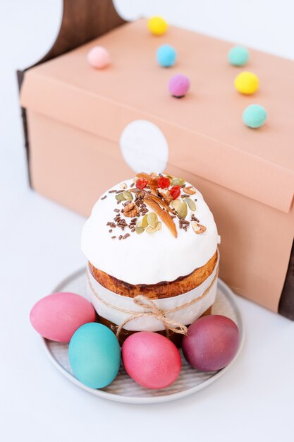 Bolo de Páscoa, ovos coloridos. Pão doce ortodoxo, kulich e outros alimentos tradicionais na luz de fundo