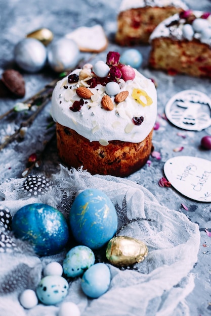 Foto bolo de páscoa panetone com merengue e decoração em cima da mesa