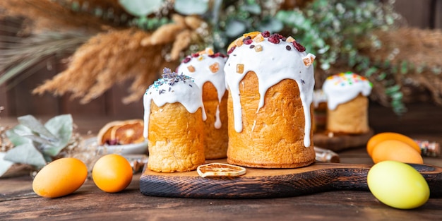 Bolo de páscoa pão doce decoração colorida cozimento caseiro sobremesa de páscoa deleite comemorativo feriado