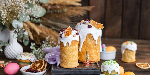 Bolo de páscoa pão doce decoração colorida cozimento caseiro sobremesa de páscoa deleite feriado