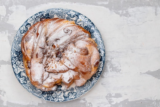 Bolo de Páscoa português típico com frutos secos e nozes num lindo prato