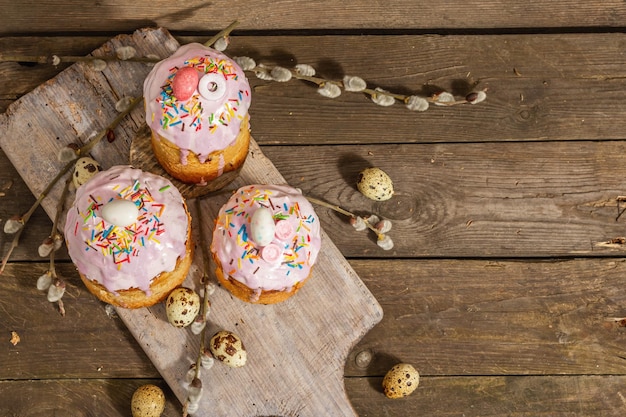 Bolo de Páscoa tradicional Alimentos doces festivos com glacê e decoração Ninho de ovos de salgueiro