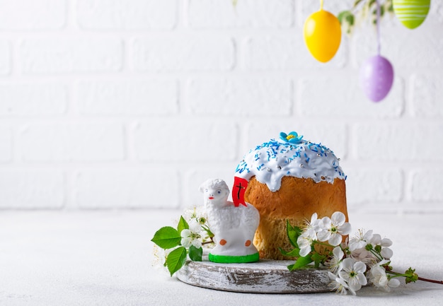 Bolo de Páscoa tradicional com cobertura