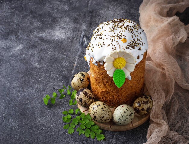 Bolo de Páscoa tradicional com cobertura