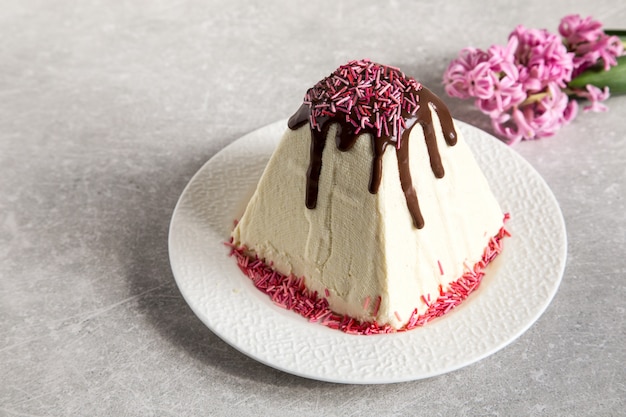 Bolo de páscoa tradicional requeijão com açafrão de flores de primavera na luz de fundo