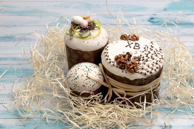 Bolo de Páscoa tradicional russo - kulich em um fundo de madeira branco e azul