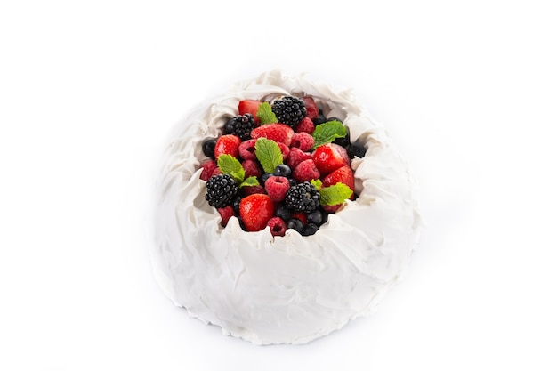 Bolo de Pavlova delicioso com cobertura de merengue e frutas frescas isoladas no fundo branco