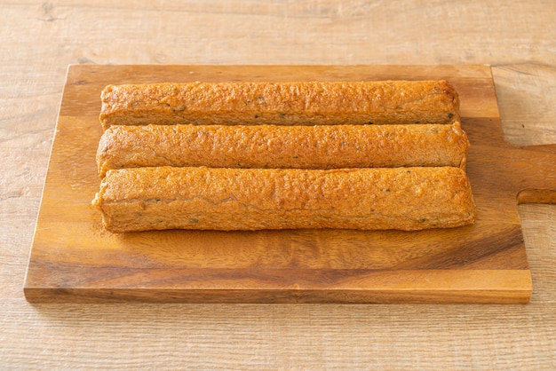 Bolo de peixe chinês frito ou linha de bola de peixe na placa de madeira