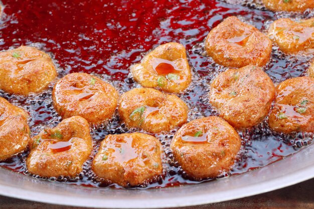 Bolo de peixe na comida de rua