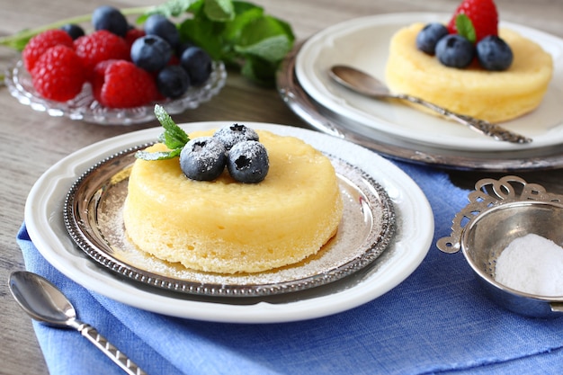 Bolo de pudim de limão delicioso servido com bagas