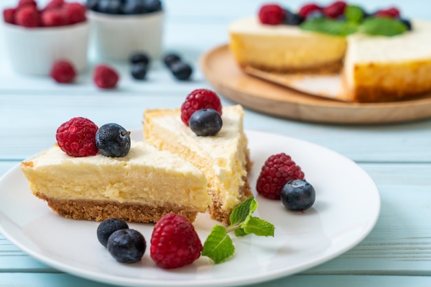 Bolo de queijo caseiro com framboesas e mirtilos