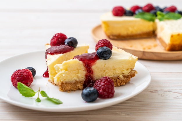 Bolo de Queijo Caseiro com Framboesas e Mirtilos