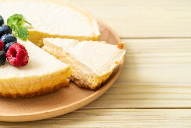 Foto bolo de queijo caseiro com framboesas e mirtilos