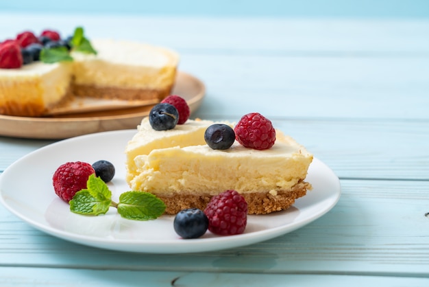 Bolo de queijo caseiro com framboesas e mirtilos