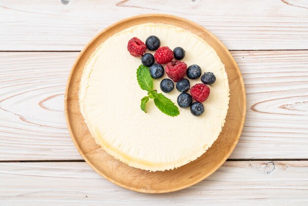 Bolo de Queijo Caseiro com Framboesas e Mirtilos