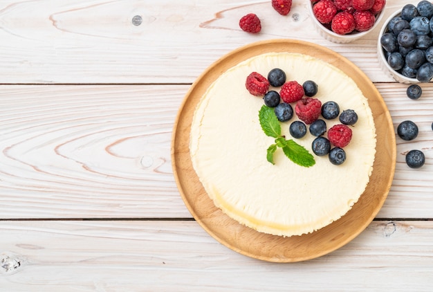 Bolo de Queijo Caseiro com Framboesas e Mirtilos