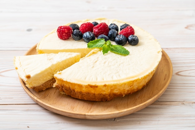 Bolo de queijo caseiro com framboesas e mirtilos