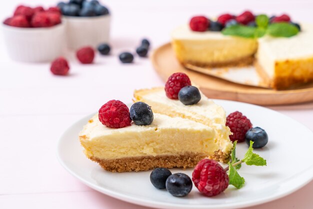 Bolo de Queijo Caseiro com Framboesas e Mirtilos