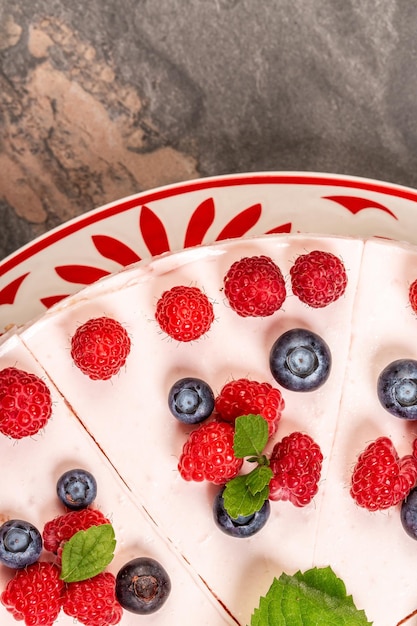 Bolo de queijo caseiro com frutas frescas e bolo de queijo de torta de sobremesa de verão orgânico saudável de menta Bolo de queijo de baunilha com queijo