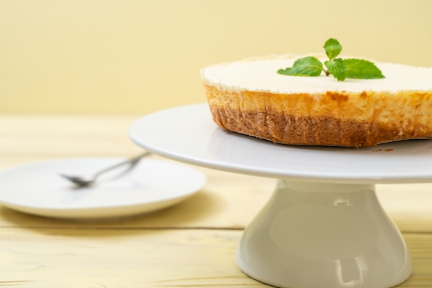 Foto bolo de queijo caseiro com hortelã