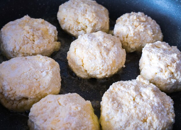 Bolo de queijo caseiro frito na frigideira.