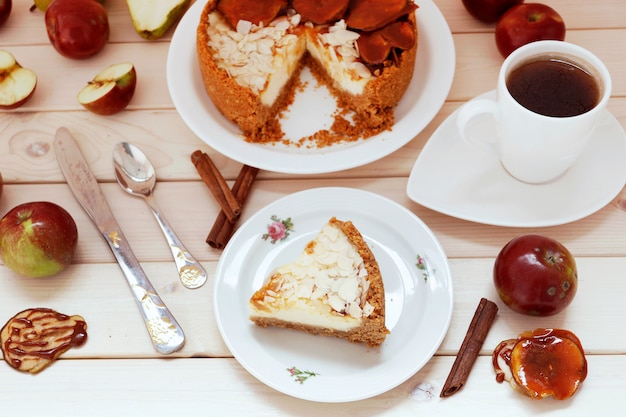 Bolo de queijo com caramelo e xícara de chá.