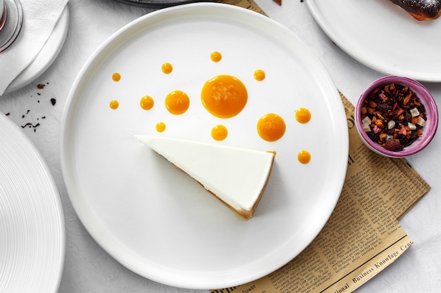 Bolo De Queijo Com Creme De Manga Na Mesa Branca